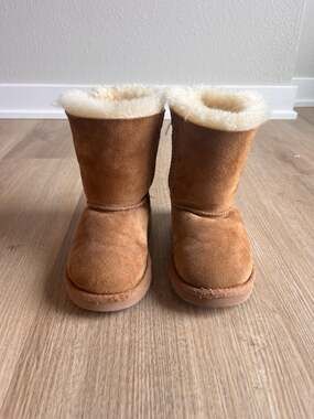 UGG Toddler Girls Bailey Bow Boots, Chestnut Suede, size 9C